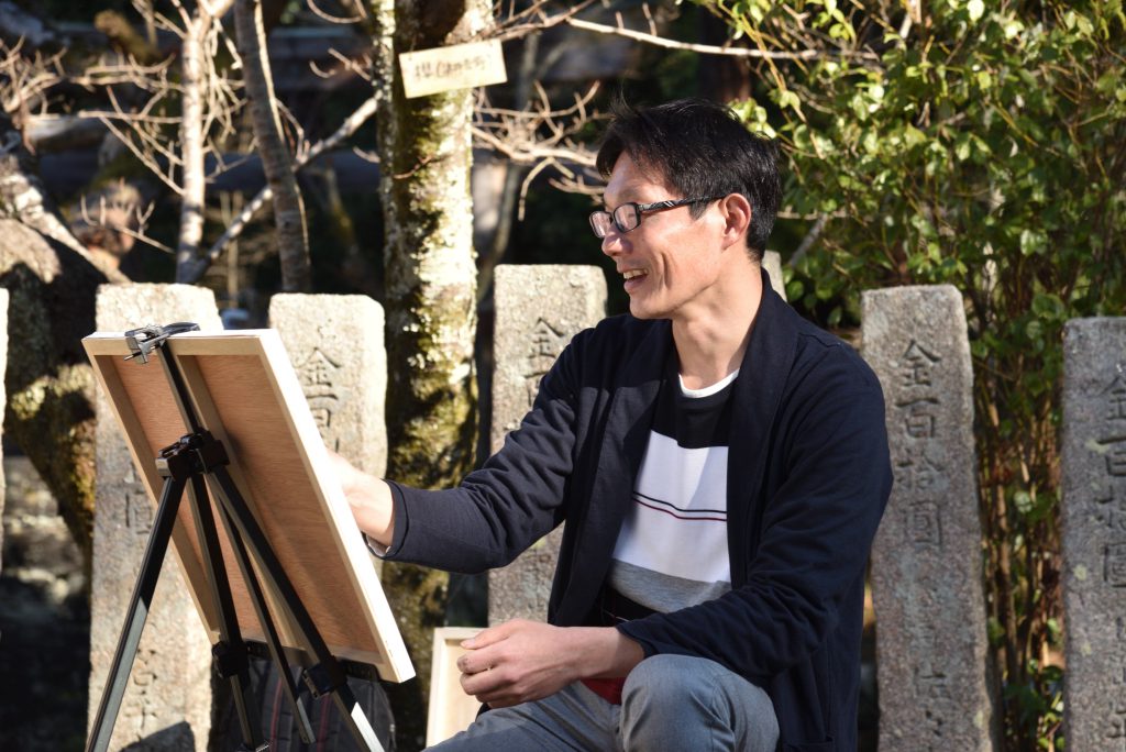 洋画家・土井久幸が屋外で絵を描いている画像