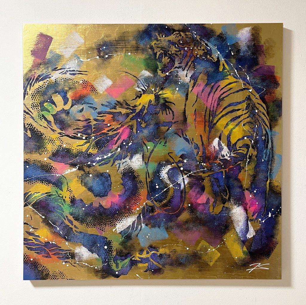 ゴールド地に虎と龍が描かれた作品《Tiger & Dragon》91×91cm /アクリル・木製パネル